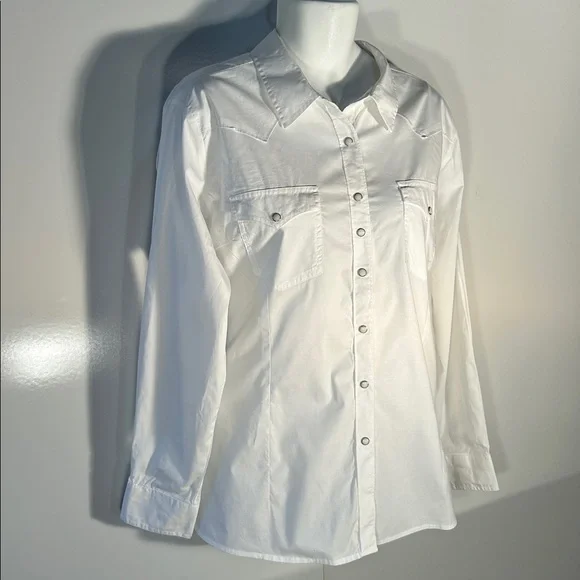 Wrangler White Top with Brown Logo Tag - Picture 4 of 10